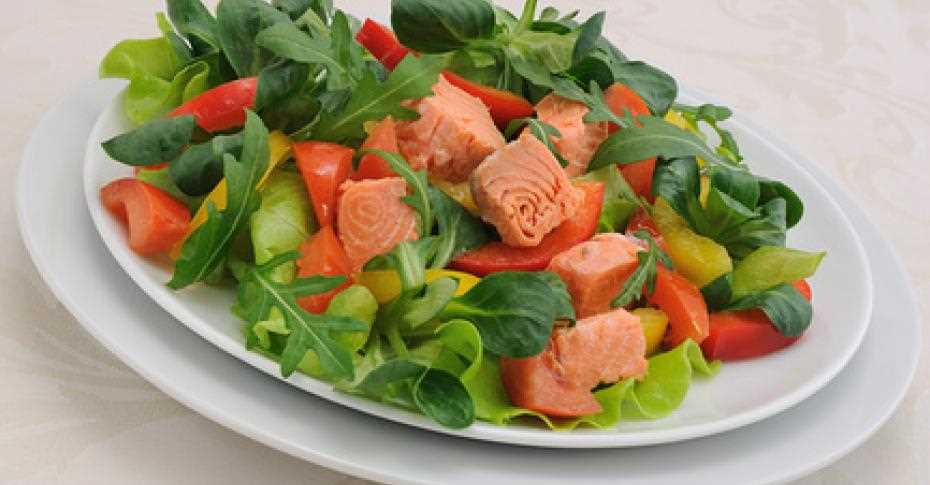Кето салат с копченым лососем и домашним соусом Цезарь
