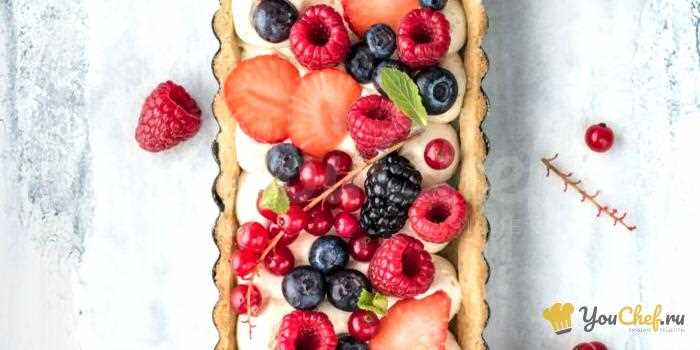 Миндальный пирог с маскарпоне и ягодами