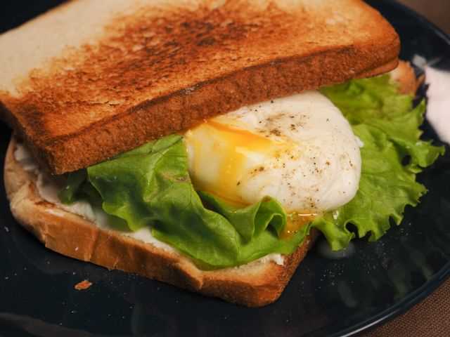 Сэндвич с яйцом и сыром на оладьях из цветной капусты