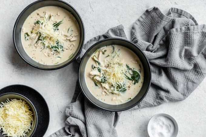 Сливочно-сырный кето суп с грибами и шпинатом