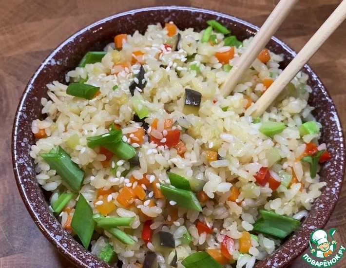 Жареный кето-рис из капусты с овощами