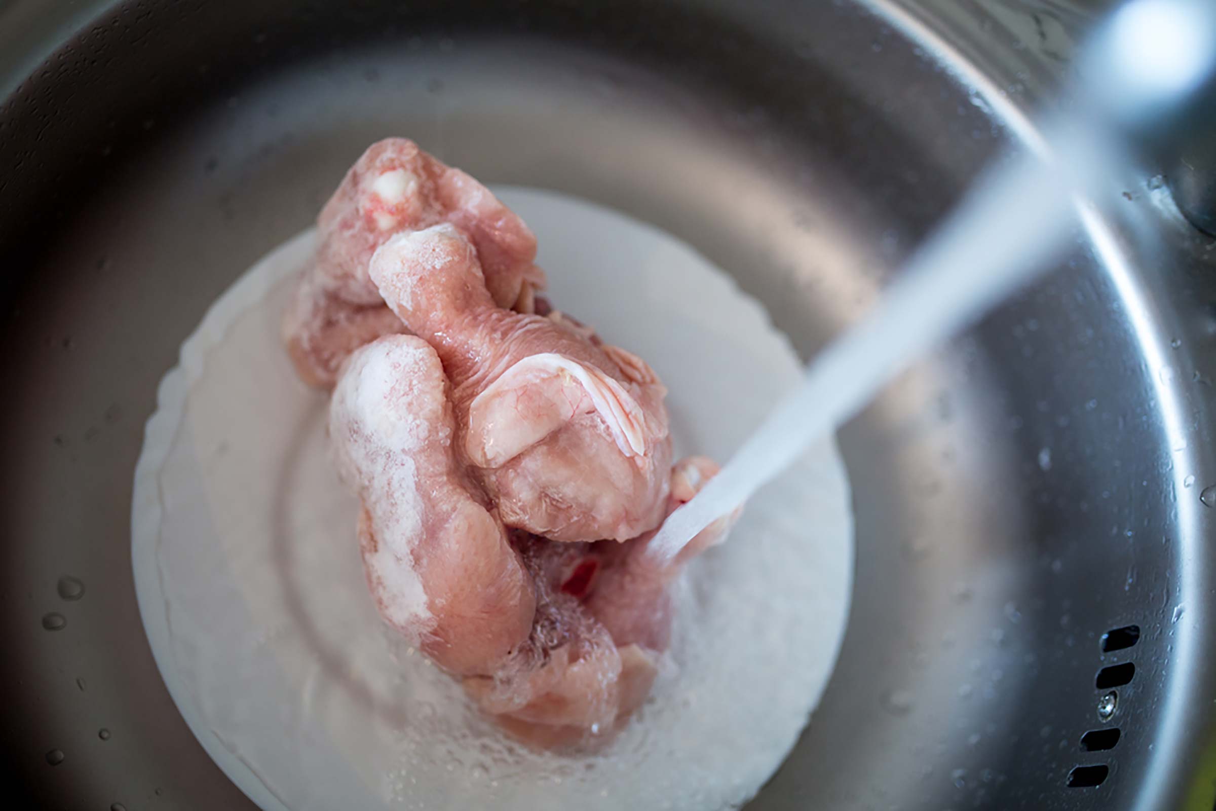 Как быстро разморозить куриную грудку без микроволновки