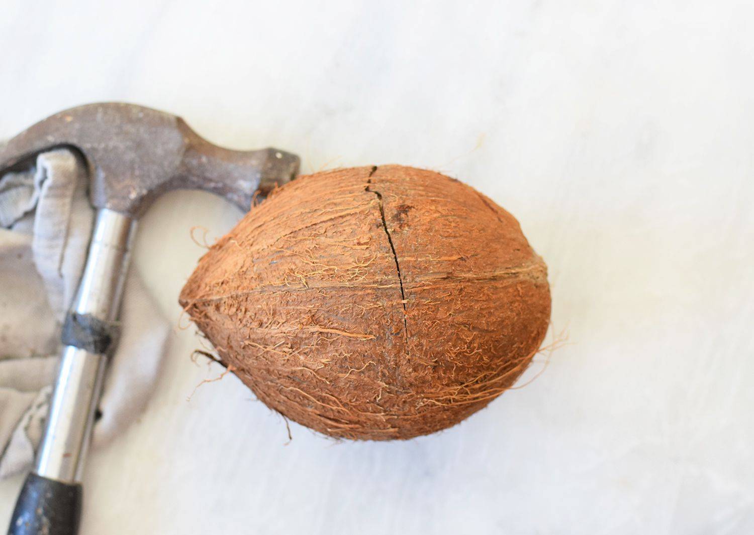 Как вскрыть, разрезать, разделать кокос дома