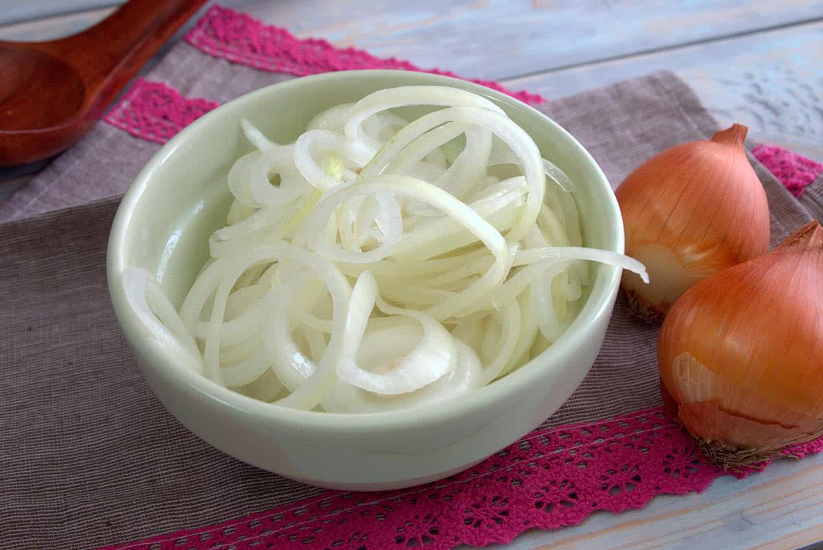 Как убрать горечь из репчатого лука для салатов: 5 способов