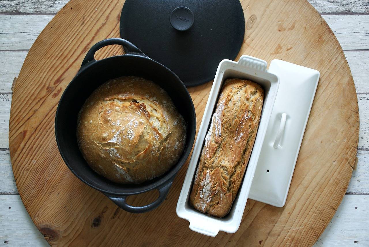 Мини хлеб в духовке. Хлеб в кастрюле. Кастрюля для выпечки хлеба. Чугунная кастрюля для выпечки хлеба в духовке. Кастрюля для выпекания хлеба с крышкой.