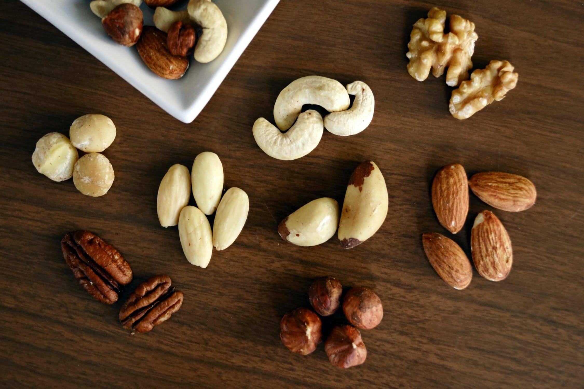 Польза орехов для женщин: какие самые полезнее и сколько нужно съедать в день
