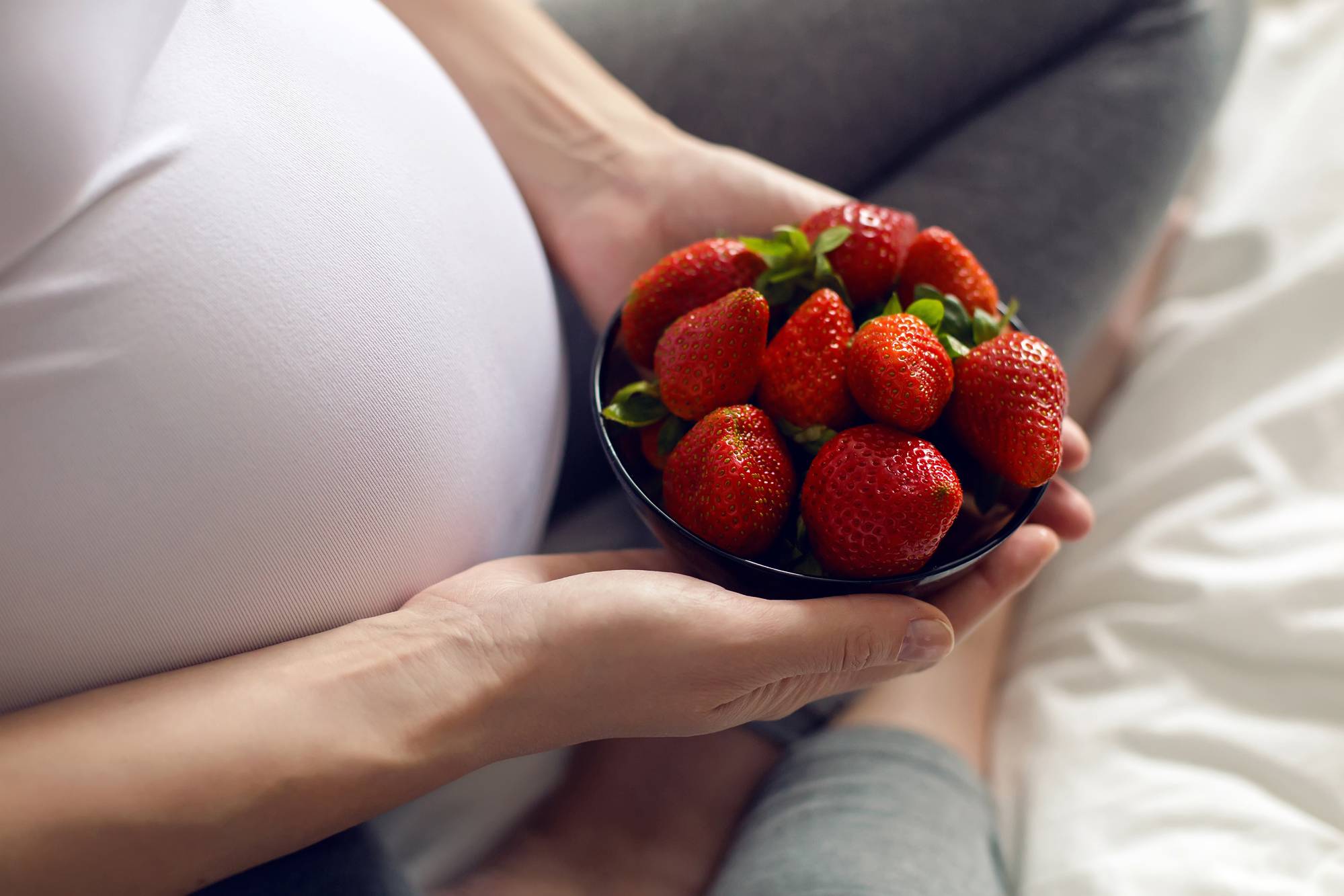 Можно ли есть клубнику во время беременности?