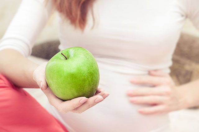 Яблоки для будущих мам — надежный помощник и вкусное лакомство