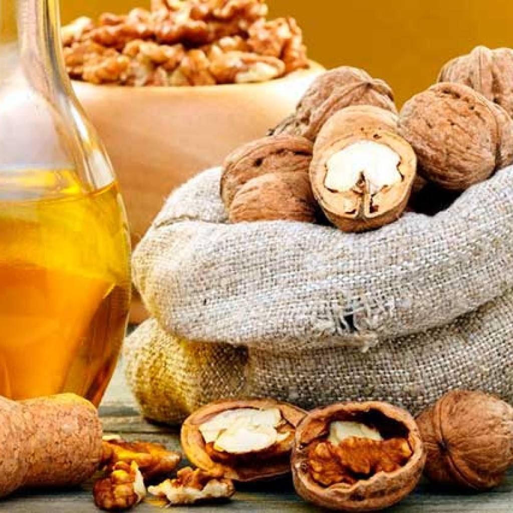 Чем полезно масло грецкого ореха и как его применять?