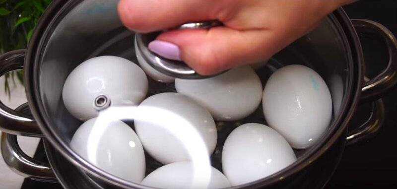 Как правильно варить яйца, чтобы они не растрескались и хорошо чистились