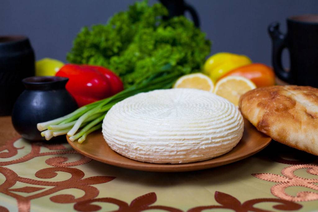 Адыгейский сыр. калорийность, польза и вред, состав, жирность. рецепты, как готовить жареный, копченый, нежный из молока, кефира, творога