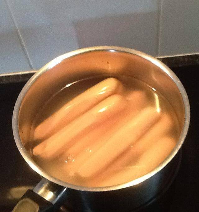 Как варить сосиски в кастрюле в оболочке и без нее? сколько времени готовить сосиски в кипящей воде?