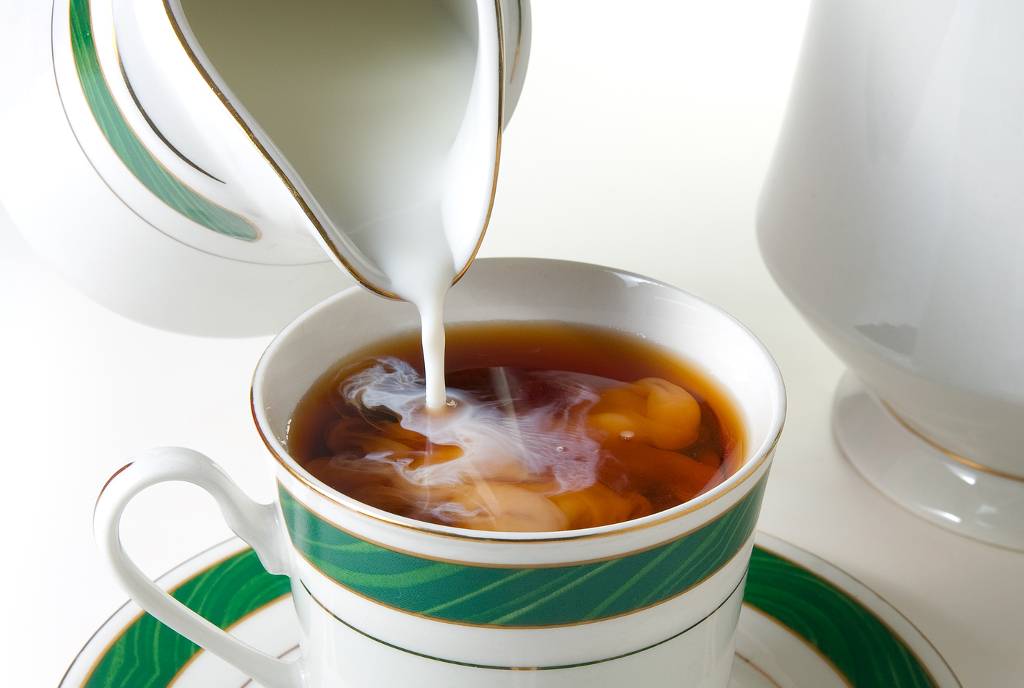 Какая польза от черного чая с молоком