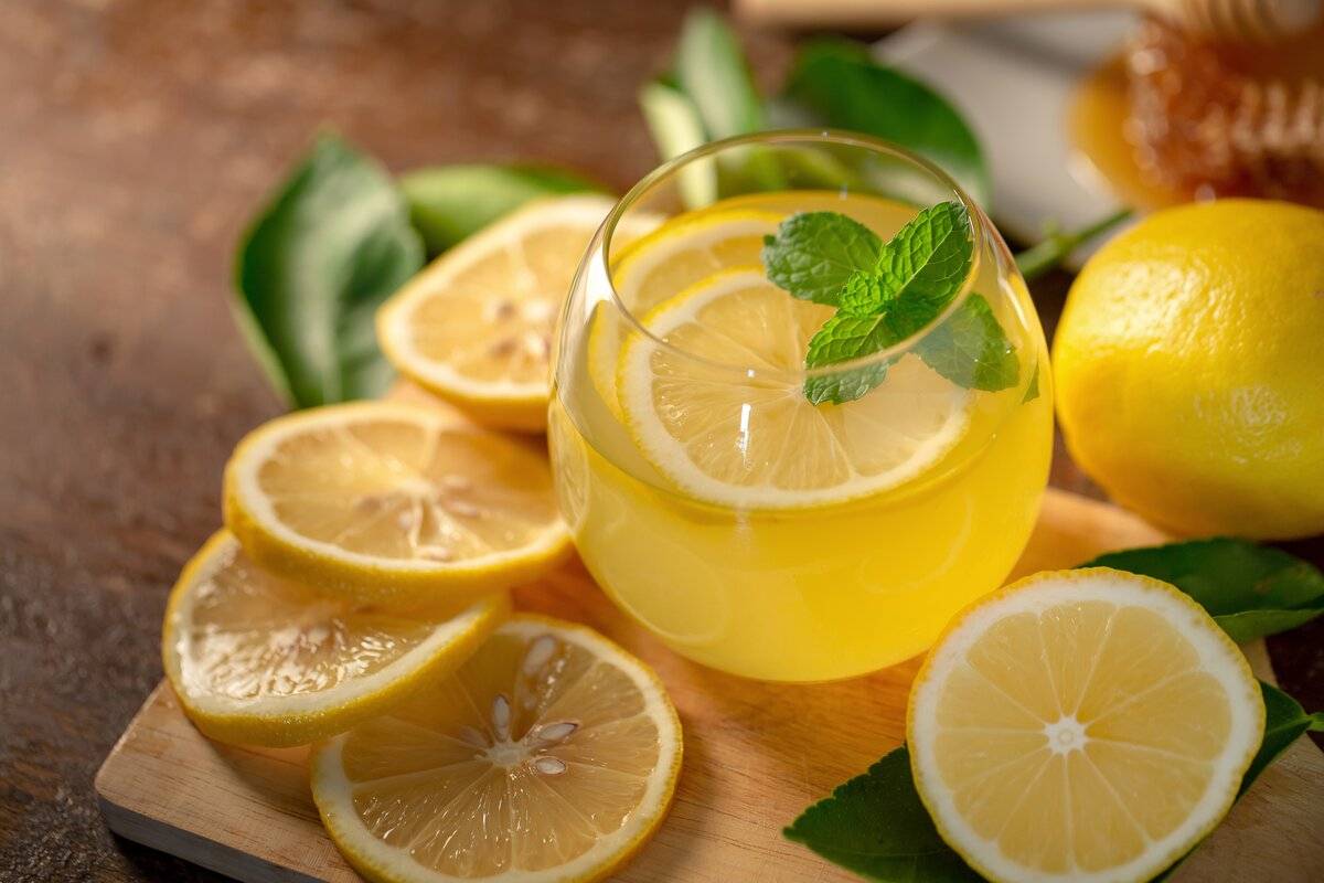 Чем полезен лимонный сок для здоровья и как его пить