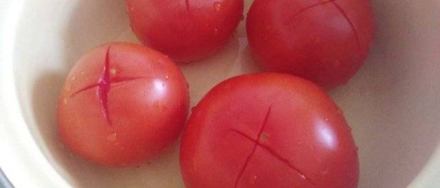 Снять кожуру с помидора сможет каждый: 5 лучших способов