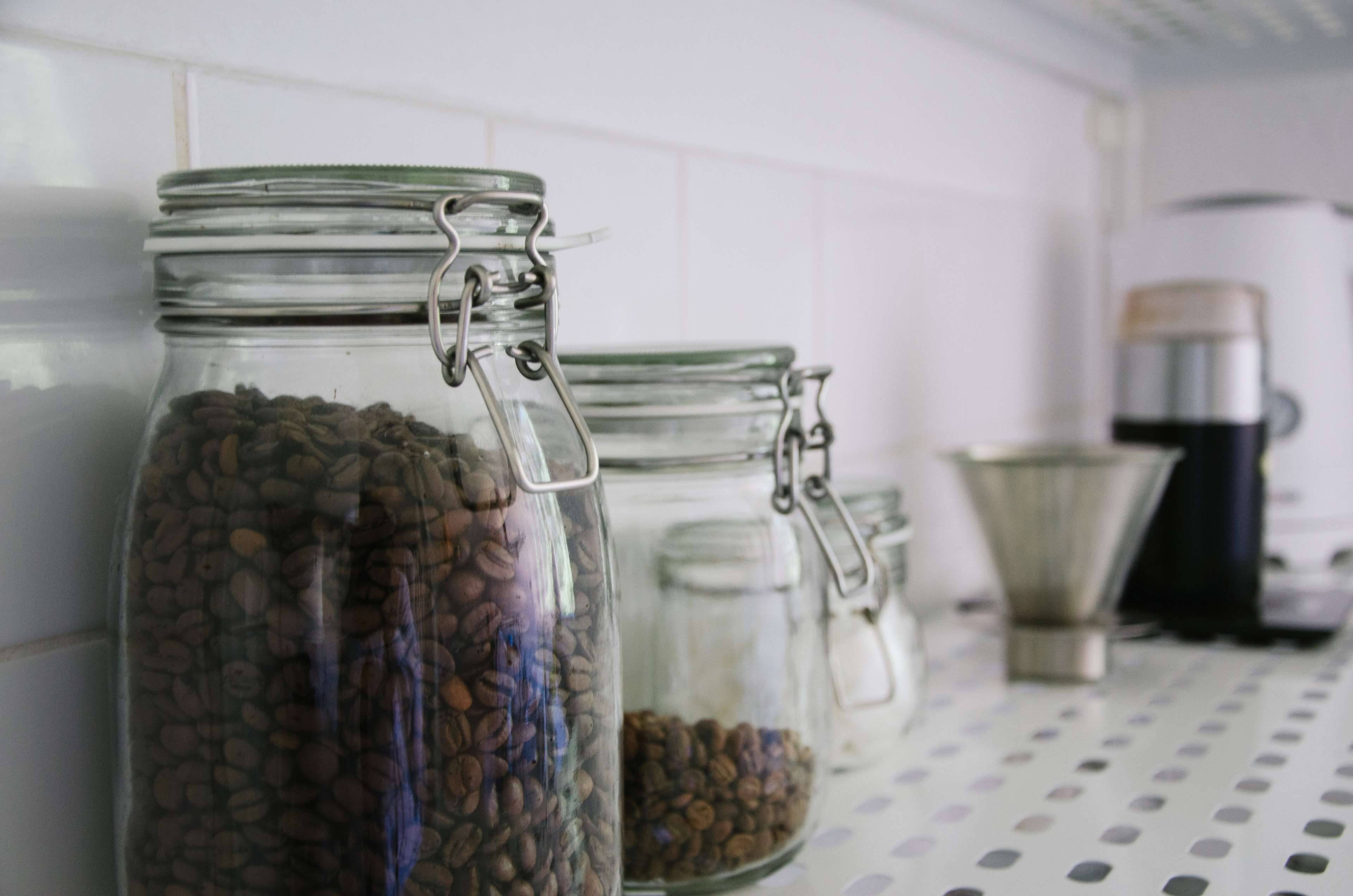 Как хранить молотый и зерновой кофе в домашних условиях