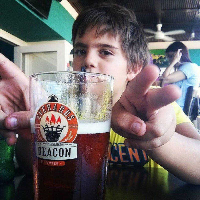 Мальчик пьет пиво