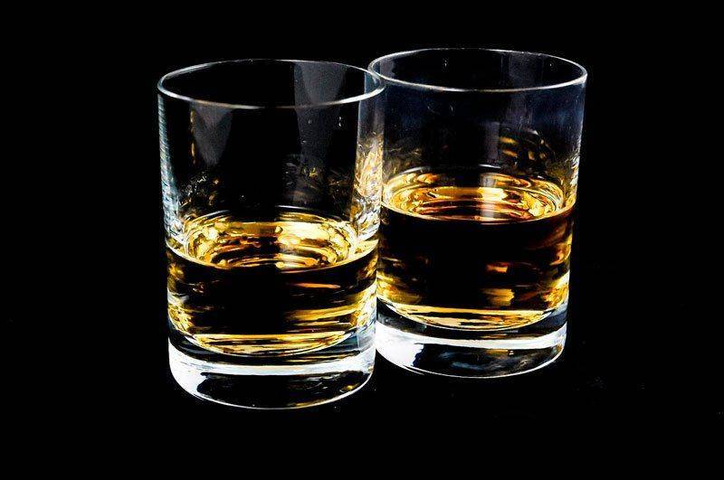 Два стакана с алкоголем