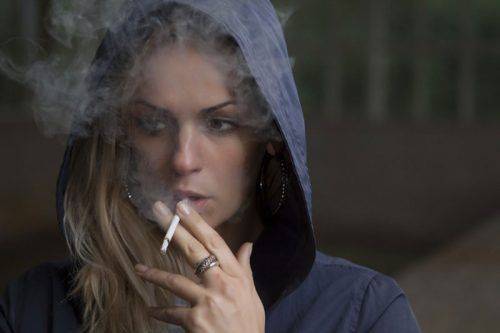 Женщина курит 