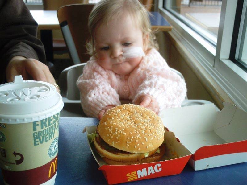 Ребенок ест бургер