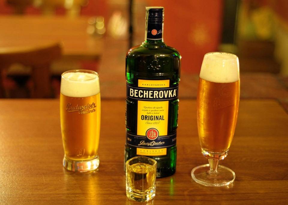 Ликер "бехеровка": с чем пить и чем закусывать? правила употребления спиртных напитков