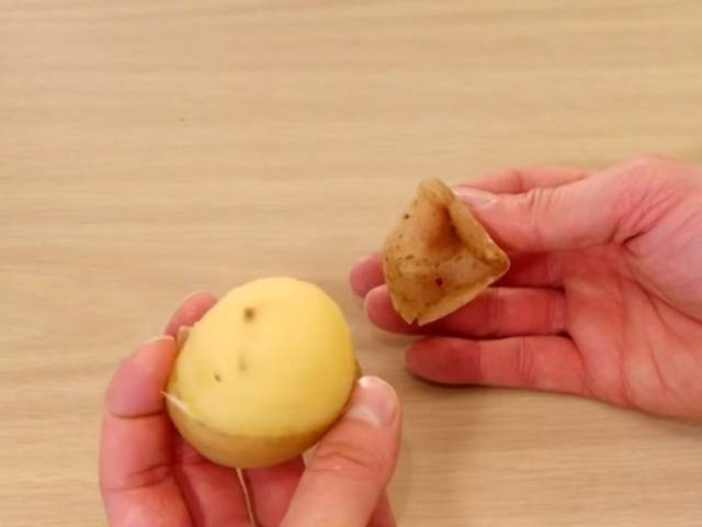 5 секретов как быстро почистить картошку