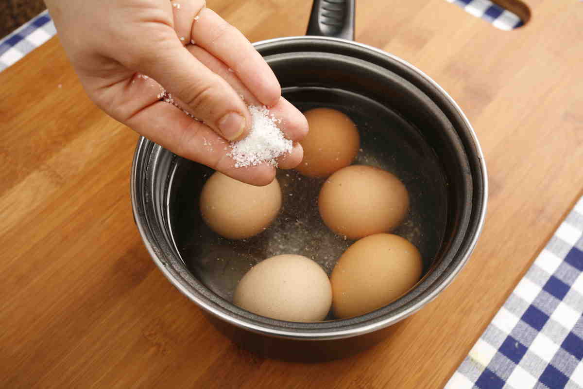 Как сварить яйца чтобы они легко чистились от скорлупы: секреты кулинарии