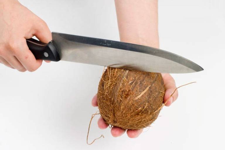 Как легко расколоть кокос в домашних условиях