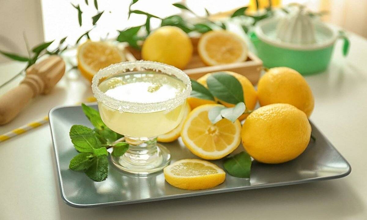 Чем полезен лимонный сок для здоровья и как его пить