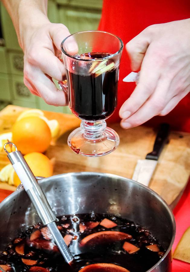 Как пить глинтвейн – правила употребления напитка из горячего вина