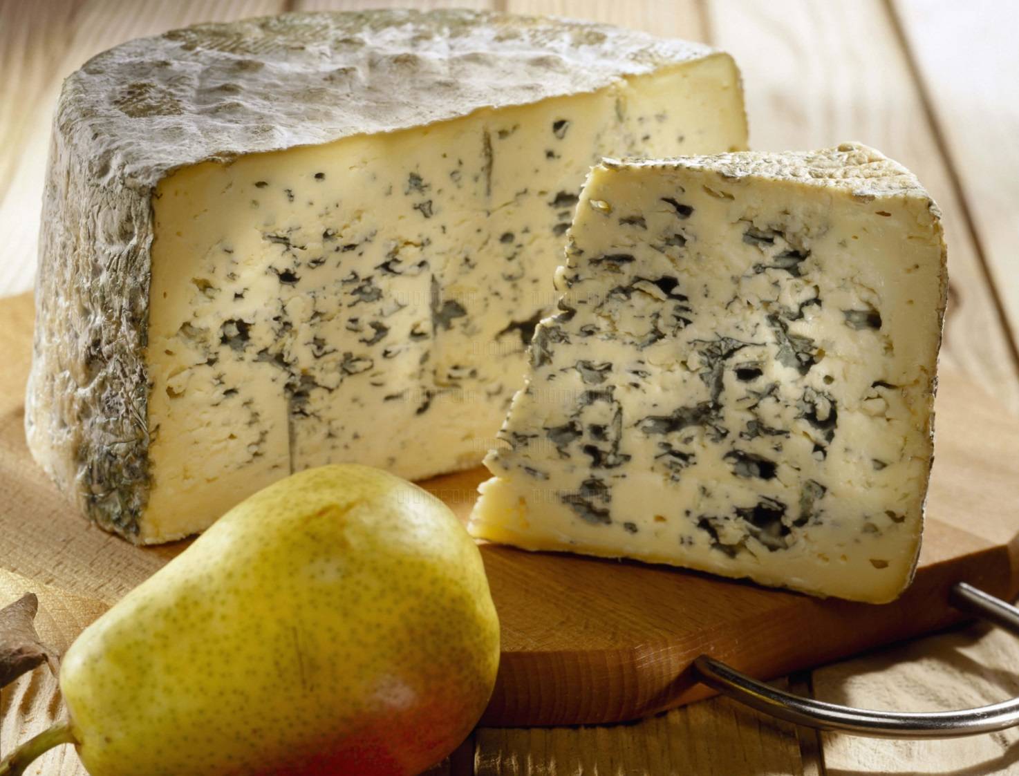 Сыр с голубой и белой плесенью — польза и вред деликатеса для организма