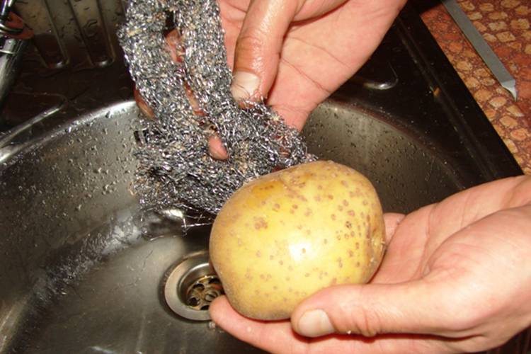 Как быстро почистить картошку и не порезаться?