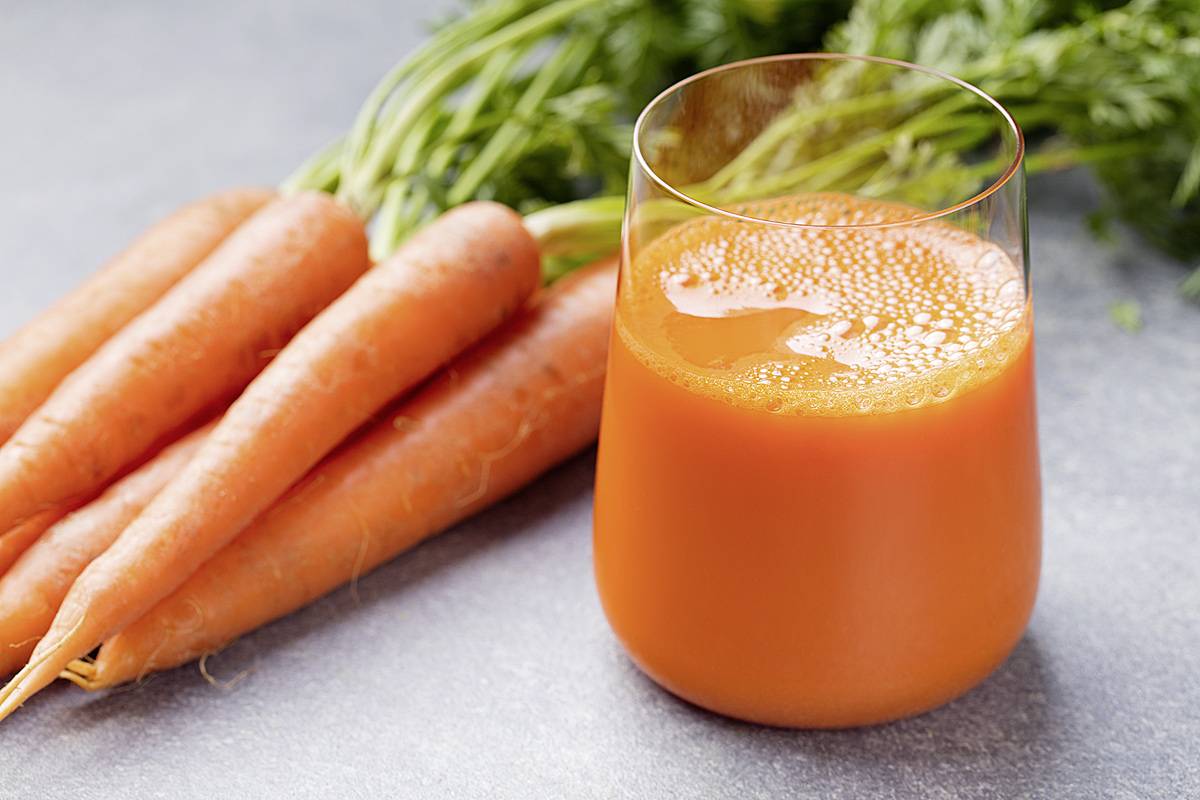 Свежевыжатый морковный сок — польза и вред