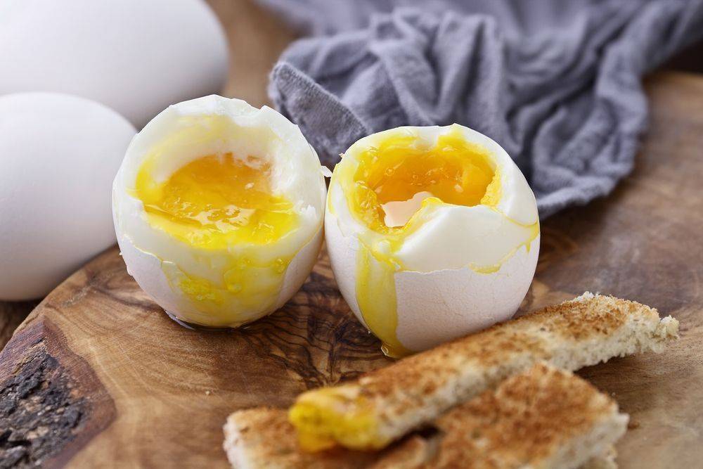 Сырое яйцо натощак: польза и вред