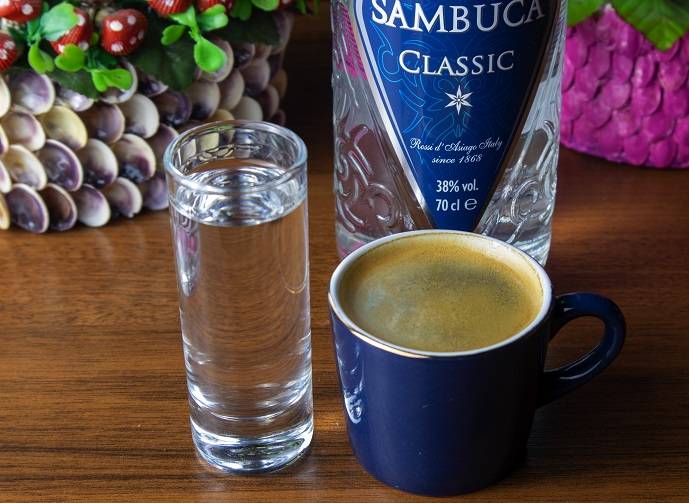 Культура питья самбуки: как правильно пить ликер