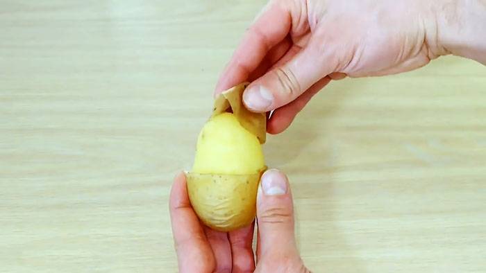 Как правильно чистить картофель