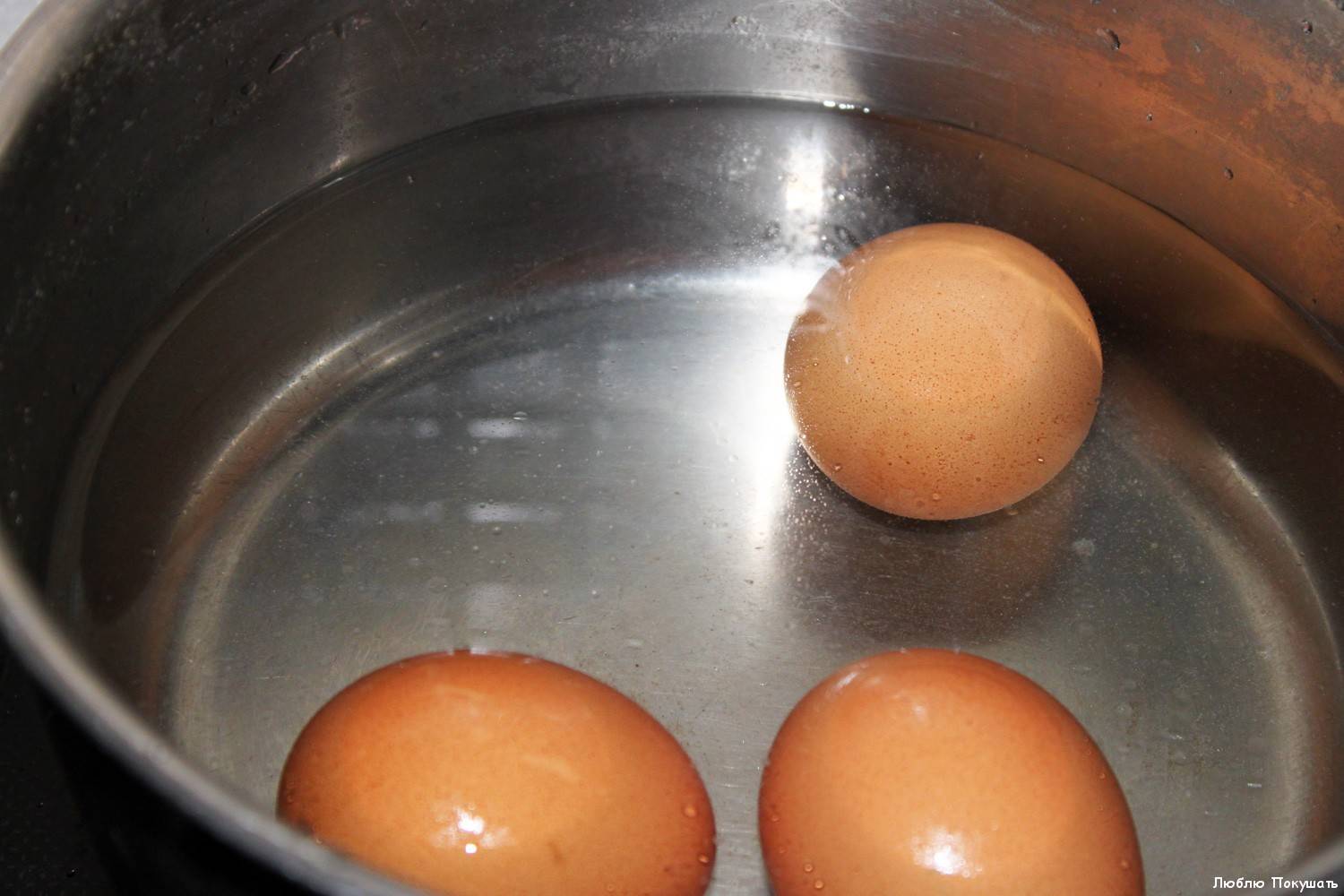 Как быстро остудить варёные яйца и сделать так, чтобы они легко чистились