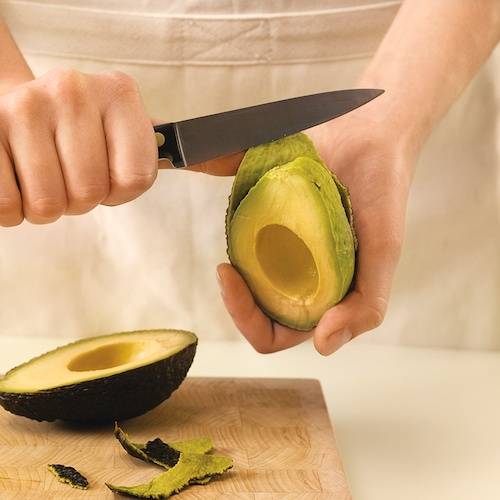 Как чистить авокадо от кожуры и косточки