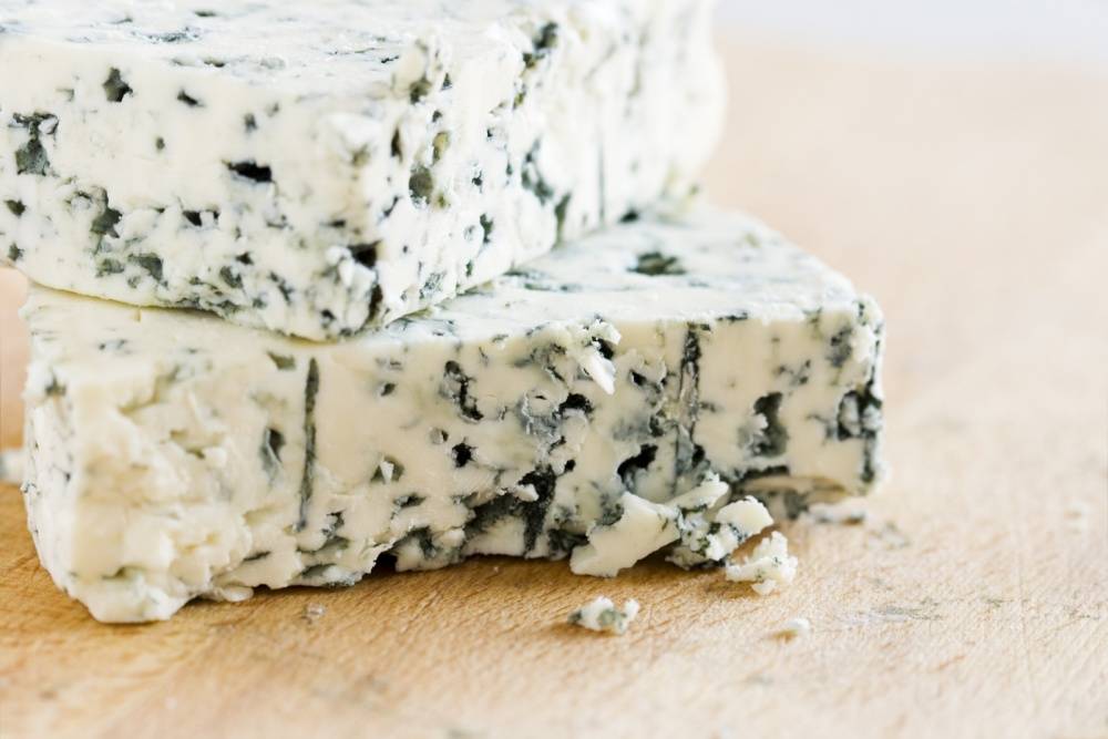 Сыр с плесенью — польза и вред для человека