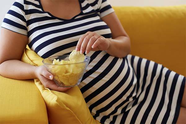 Можно ли беременным чипсы или сухарики, если очень хочется, на ранних и поздних сроках?