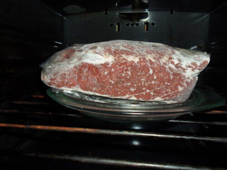 Как быстро разморозить мясо в домашних условиях