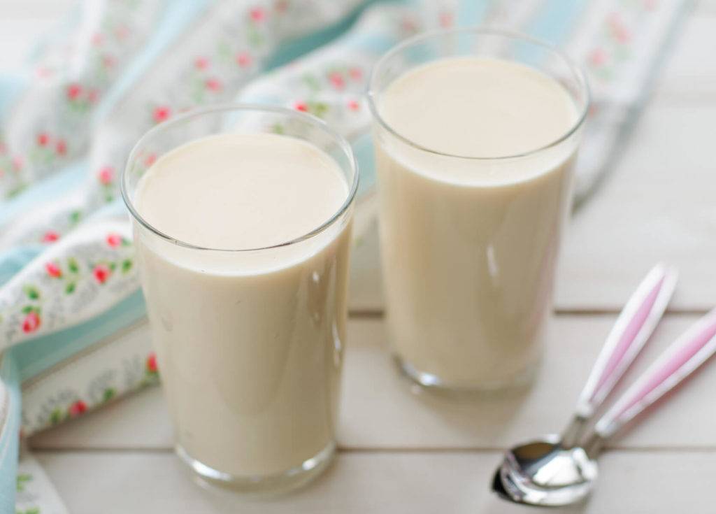 Топленое молоко: полезные свойства, противопоказания, применение