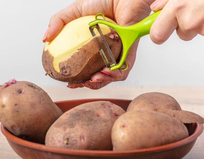 Несколько способов как быстро почистить картошку