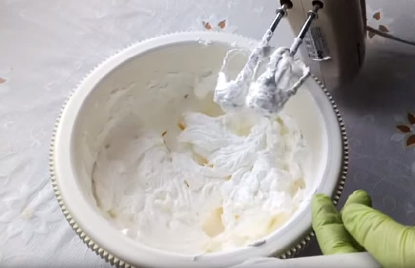Почему не взбиваются сливки с сахаром и как же их взбить в крем для торта