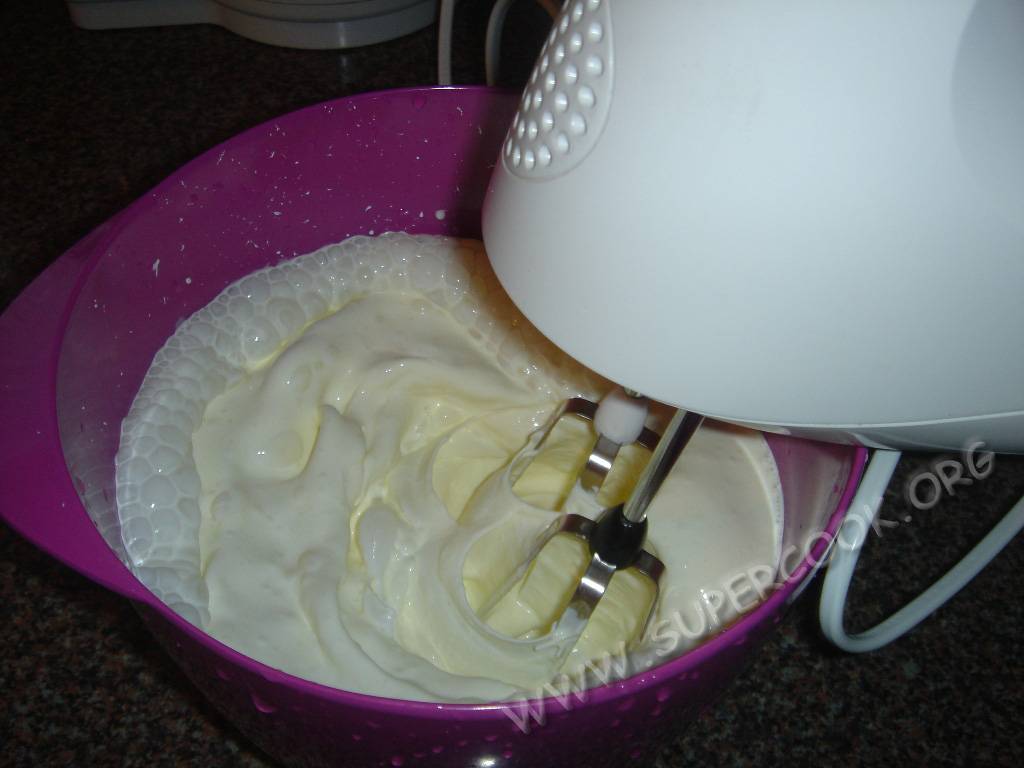 Как взбить 20 процентные сливки с желатином. как сделать взбитые сливки в домашних условиях и что делать если они не взбиваются? натуральные подсластители для сливок