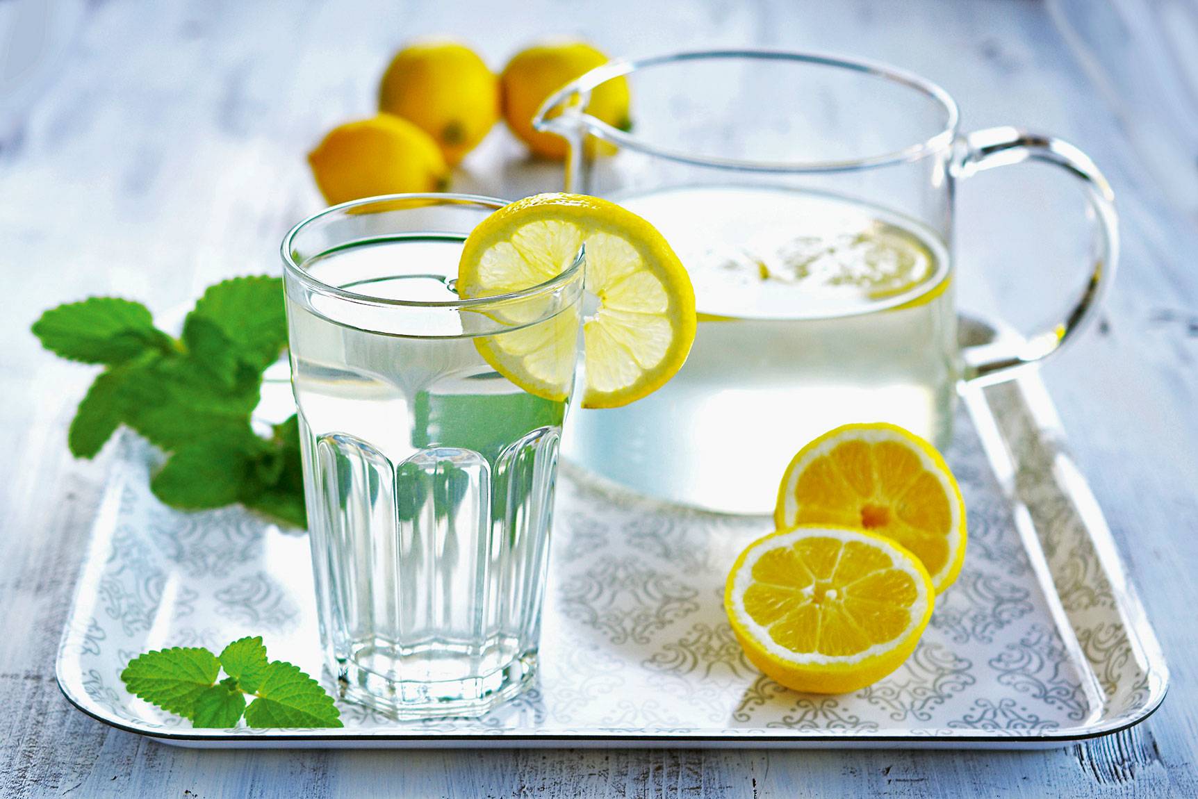 Вода с лимоном: польза и вред. как правильно ее принимать в лечебных целях?