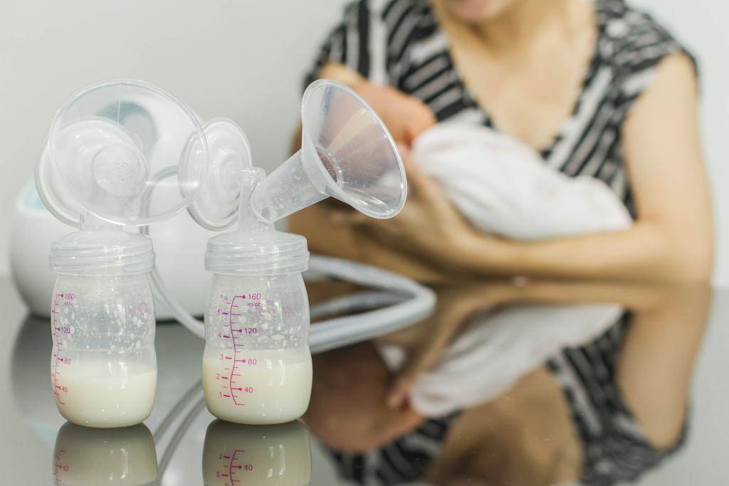 Коровье молоко при кормлении грудным молоком. польза или вред для матери и ребенка?