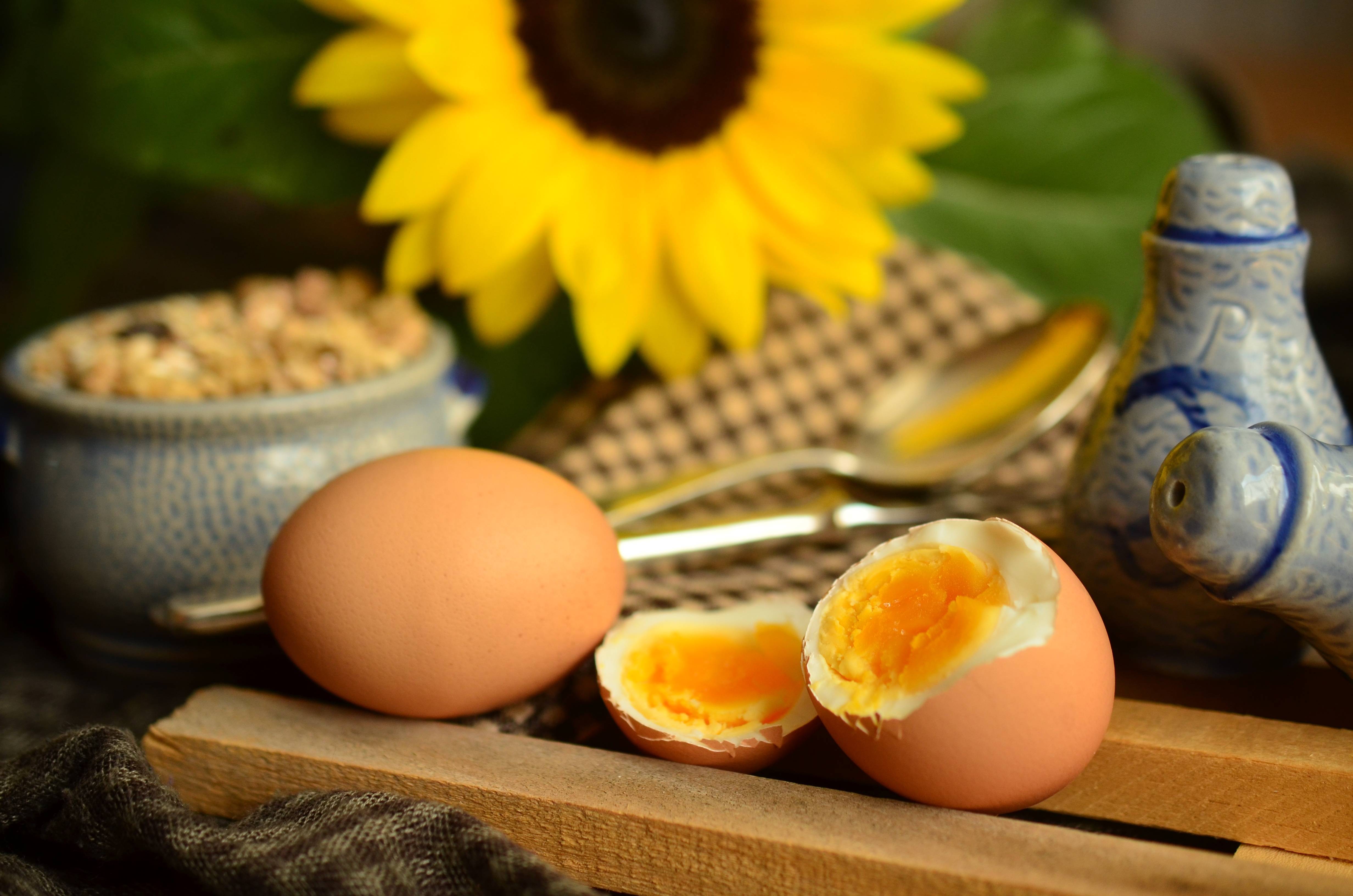Что полезнее яичница или вареные яйца?