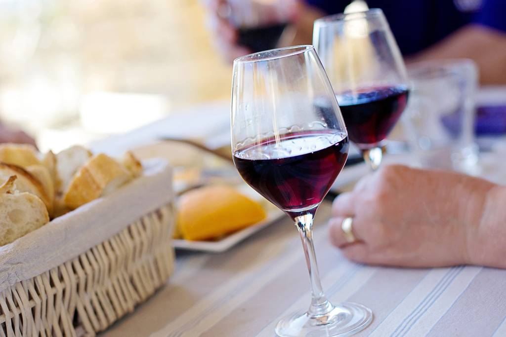 Чем полезно виноградное вино — изучаем свойства красного вина и пьём его правильно