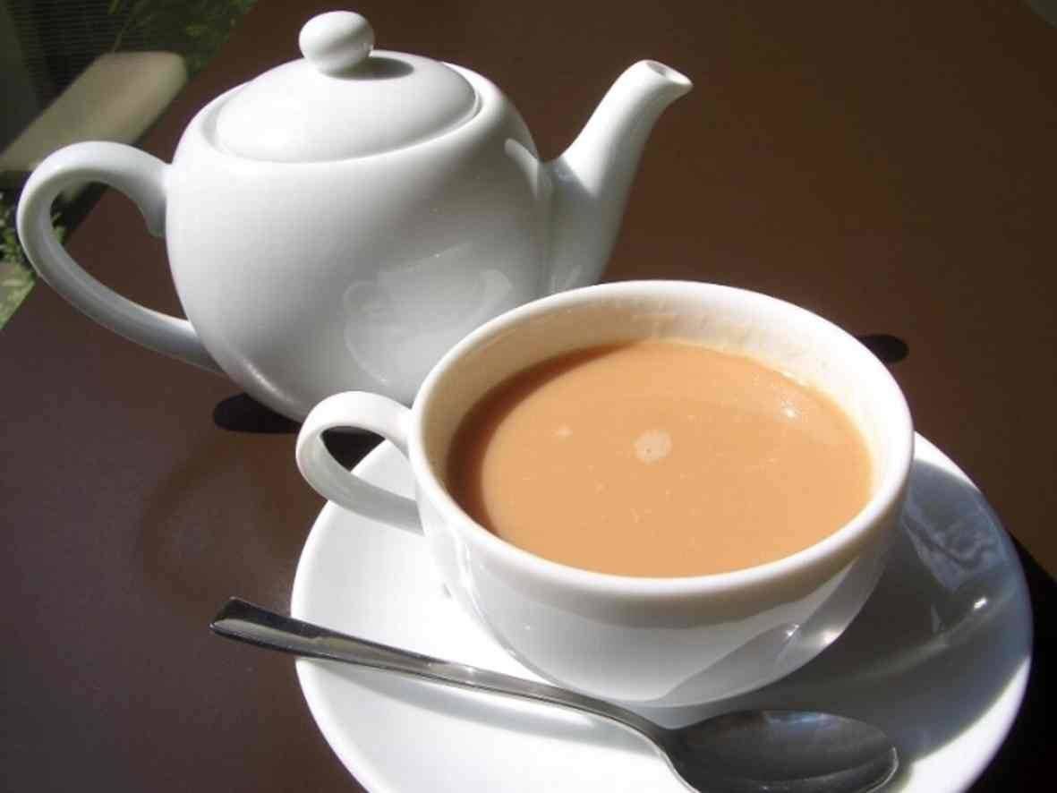 О полезных и вредных свойствах чая с молоком